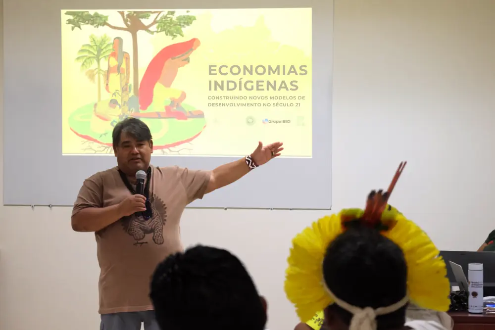 Toya Manchineri, coordenador-geral da Coiab, participando da  conversa com os alunos.